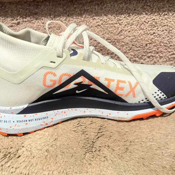 Beautiful size 9 White and Black Gore-Tex Nike Sneakers with Orange Accents. - Picture 9 of 15